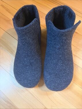 Women's Taos Good Wool Boots blue
Size 36 women’s 5.5 cozy sustainable